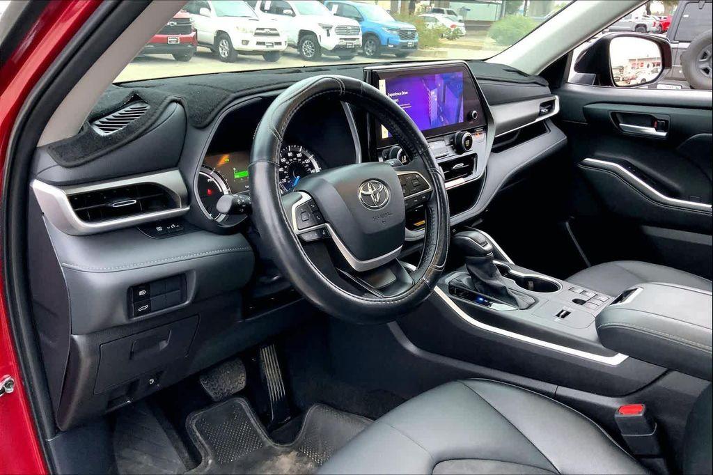 used 2024 Toyota Highlander Hybrid car, priced at $45,998