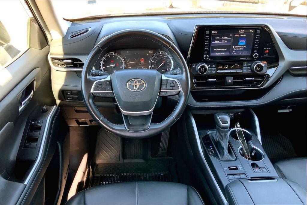 used 2022 Toyota Highlander car, priced at $34,411