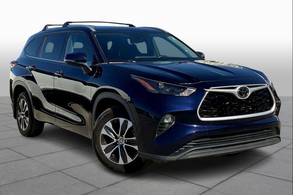 used 2022 Toyota Highlander car, priced at $34,411