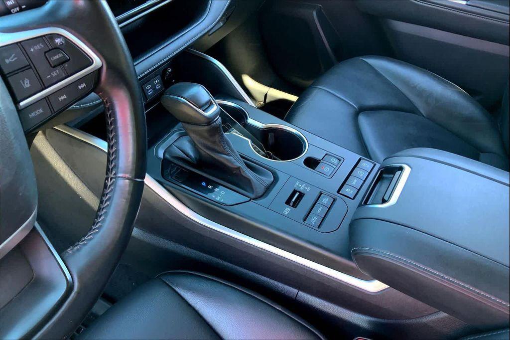 used 2022 Toyota Highlander car, priced at $34,411