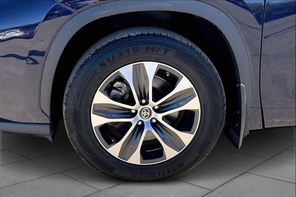 used 2022 Toyota Highlander car, priced at $34,411