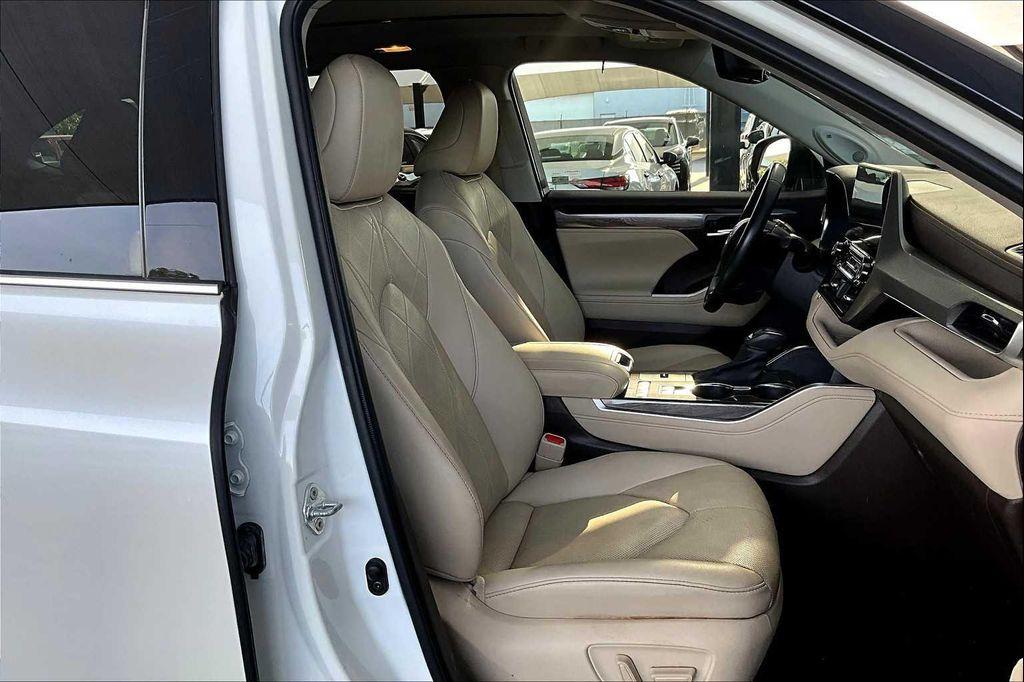 used 2020 Toyota Highlander car, priced at $31,413