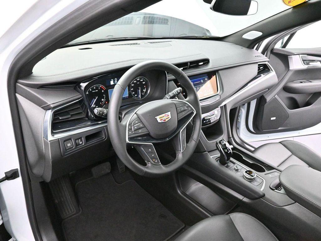 used 2025 Cadillac XT5 car, priced at $43,000