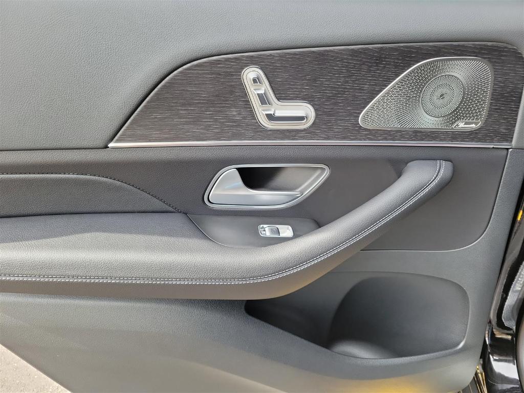 new 2025 Mercedes-Benz GLS 450 car, priced at $91,945