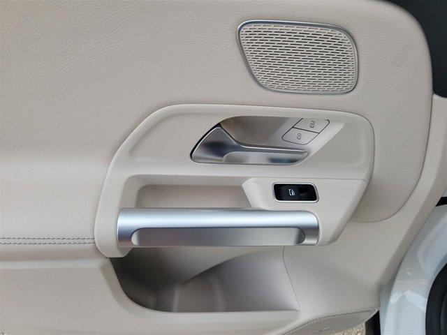 new 2024 Mercedes-Benz GLB 250 car, priced at $42,990