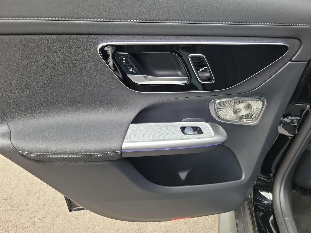 new 2025 Mercedes-Benz GLC 300 car, priced at $61,670