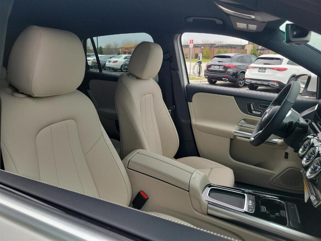 new 2025 Mercedes-Benz GLA 250 car, priced at $47,295