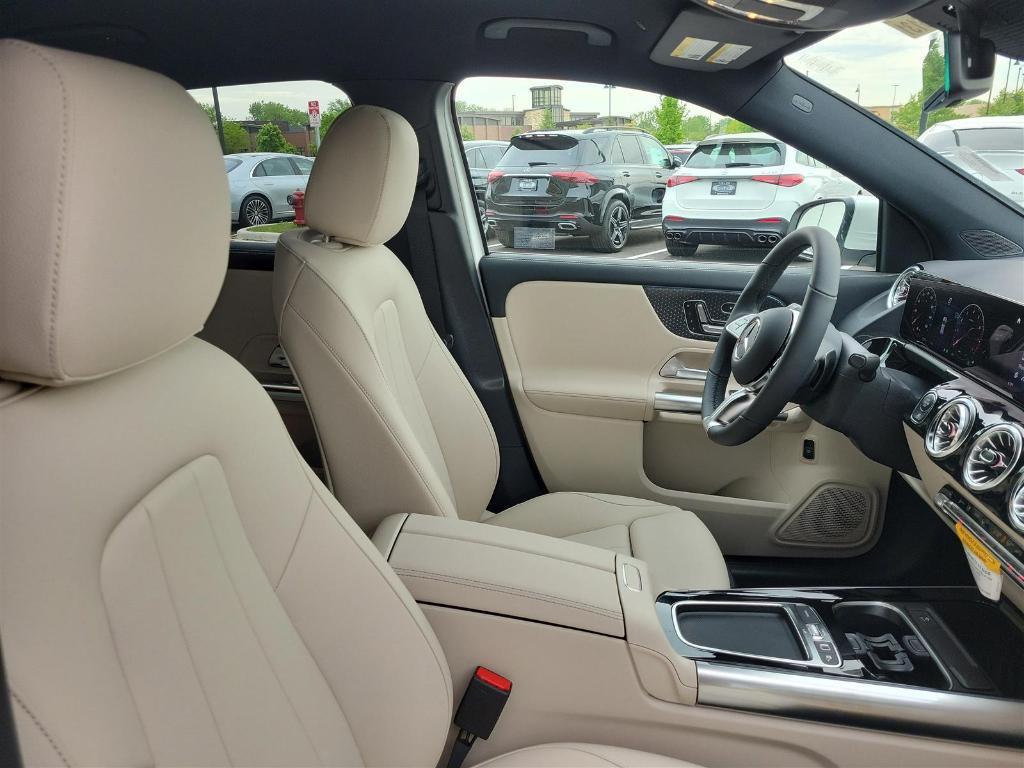new 2025 Mercedes-Benz GLA 250 car, priced at $47,295