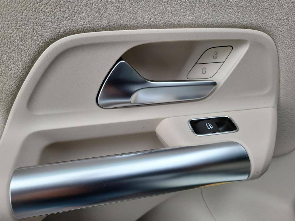 new 2025 Mercedes-Benz GLA 250 car, priced at $47,295