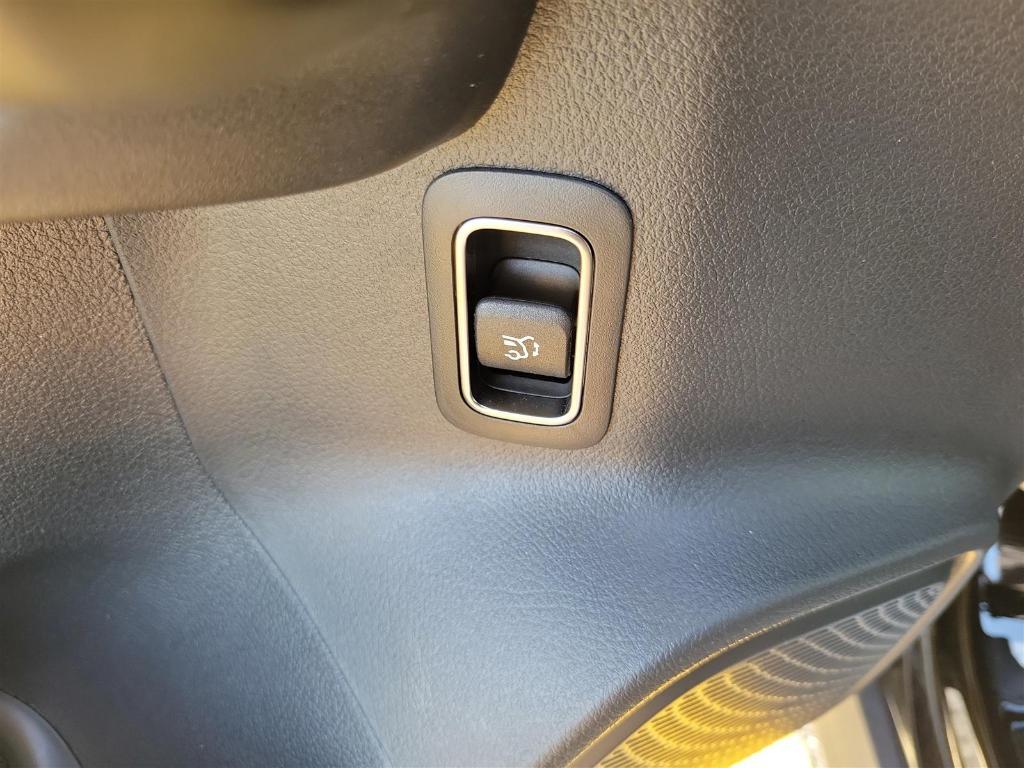 new 2025 Mercedes-Benz GLB 250 car, priced at $49,595