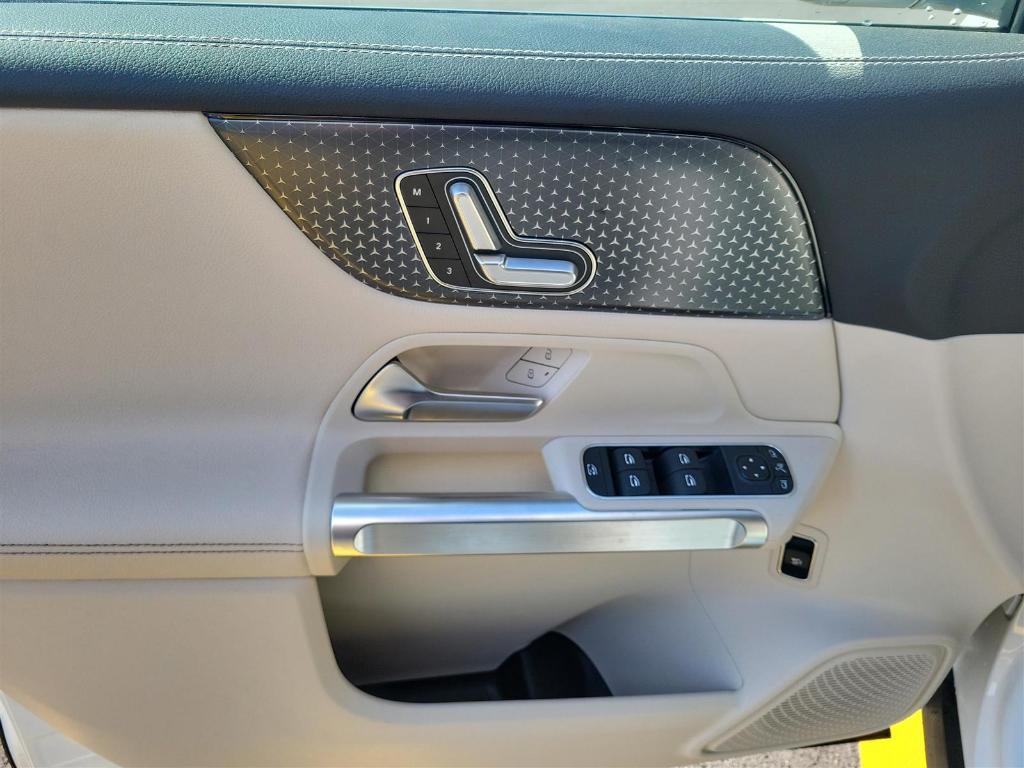 new 2025 Mercedes-Benz GLB 250 car, priced at $46,550
