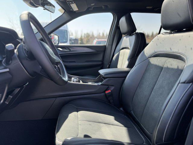 new 2025 Jeep Grand Cherokee car, priced at $40,000