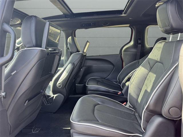 new 2025 Chrysler Pacifica Hybrid car, priced at $53,114