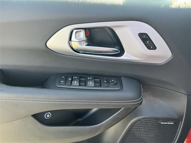 new 2025 Chrysler Pacifica Hybrid car, priced at $53,114