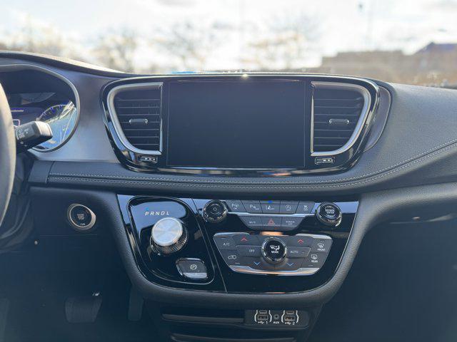 new 2025 Chrysler Pacifica car, priced at $41,872