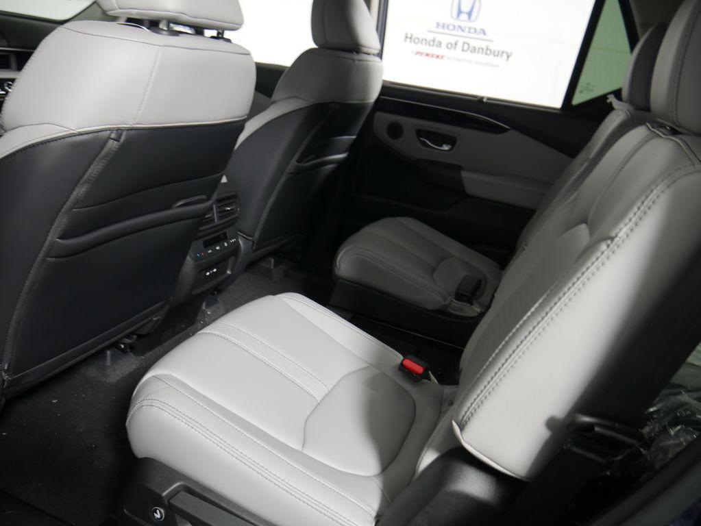 new 2025 Honda Pilot car, priced at $51,825