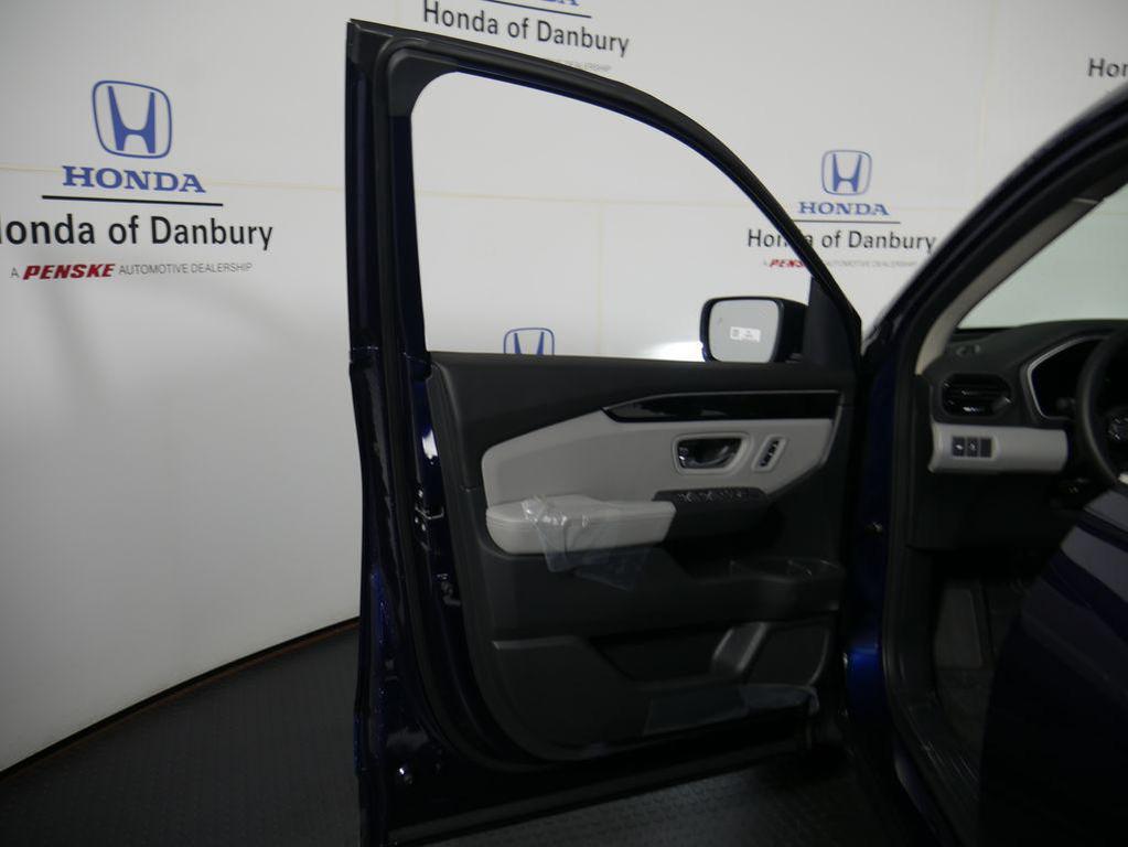 new 2025 Honda Pilot car, priced at $51,825