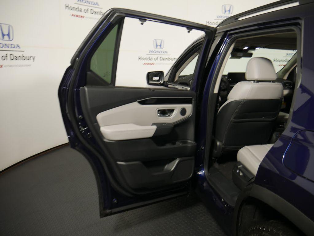 new 2025 Honda Pilot car, priced at $51,825