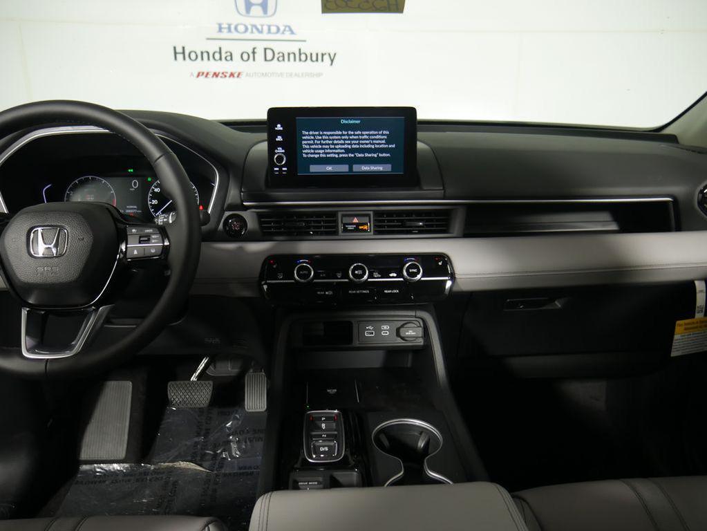 new 2025 Honda Pilot car, priced at $51,825
