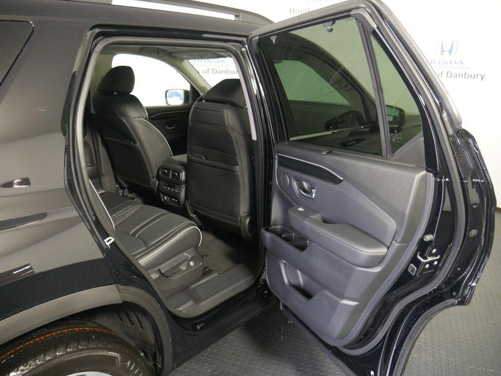 new 2025 Honda Pilot car, priced at $54,575