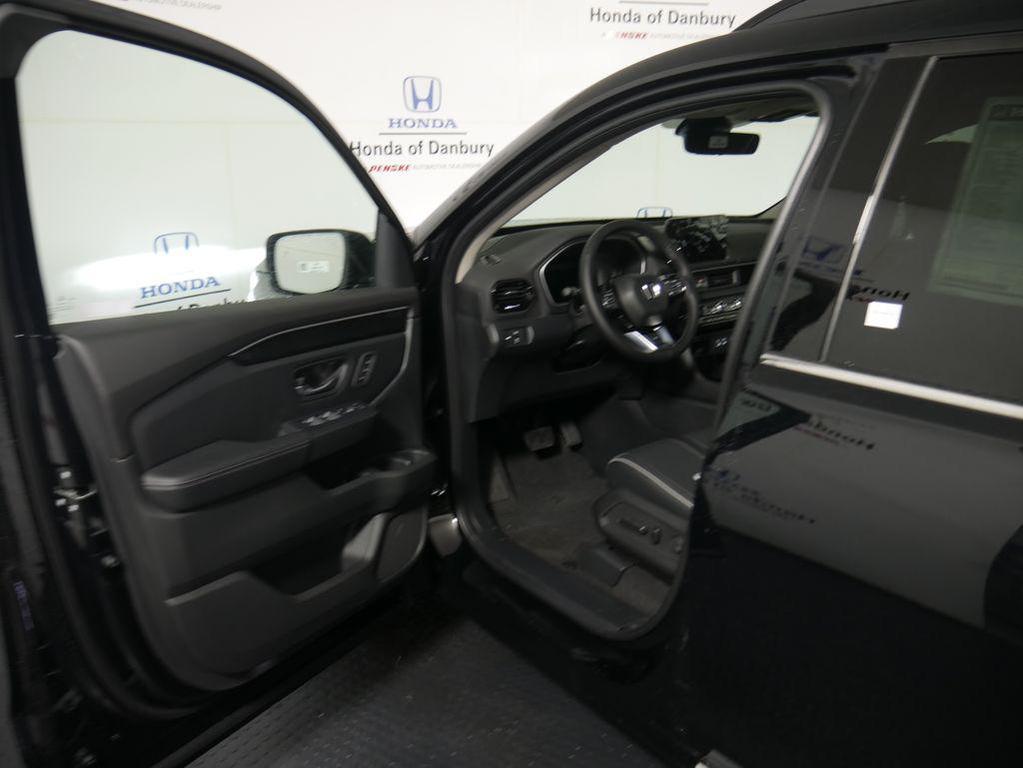 new 2025 Honda Pilot car, priced at $54,575
