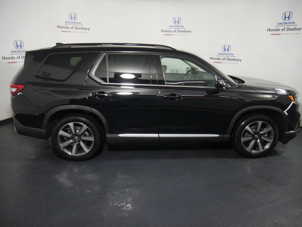 new 2025 Honda Pilot car, priced at $54,575