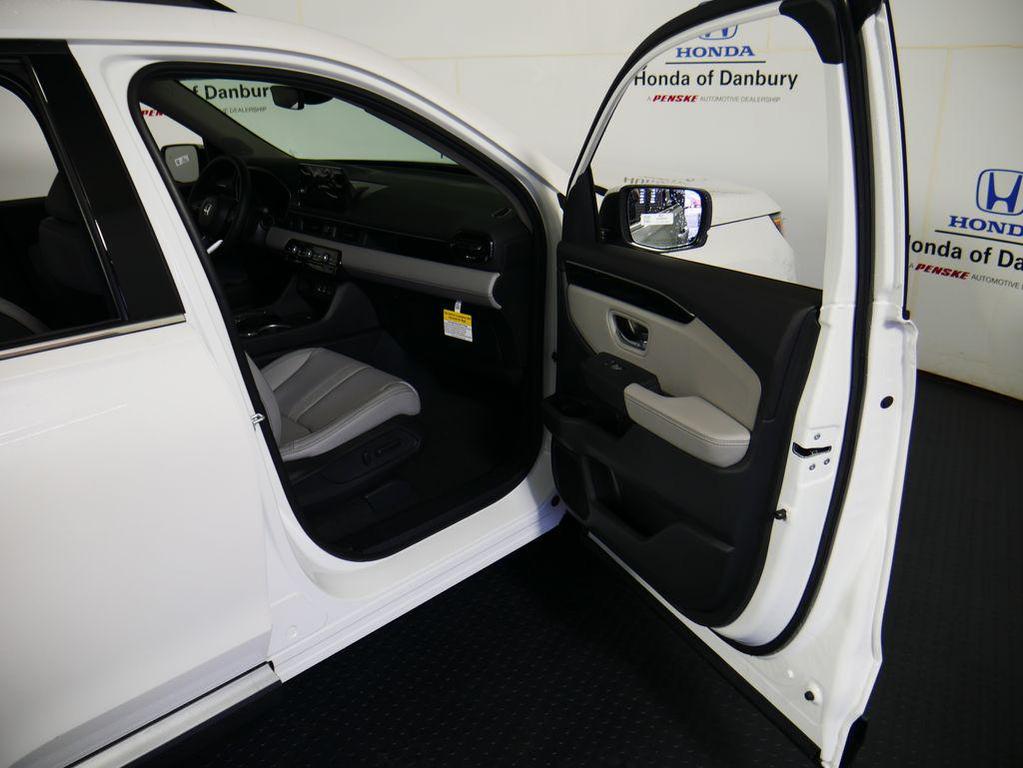 new 2025 Honda Pilot car, priced at $51,505