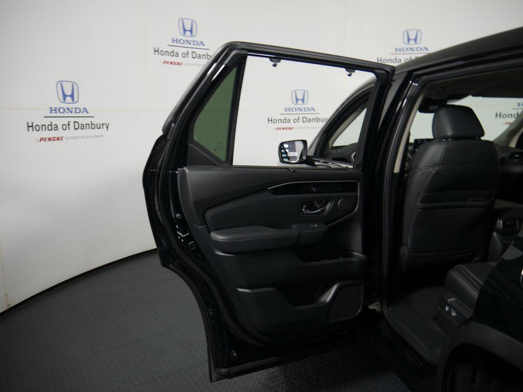 new 2025 Honda Pilot car, priced at $47,825