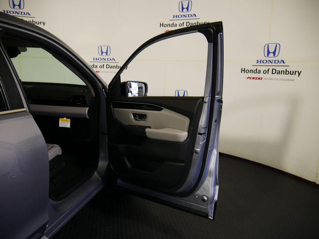 new 2025 Honda Pilot car, priced at $47,095