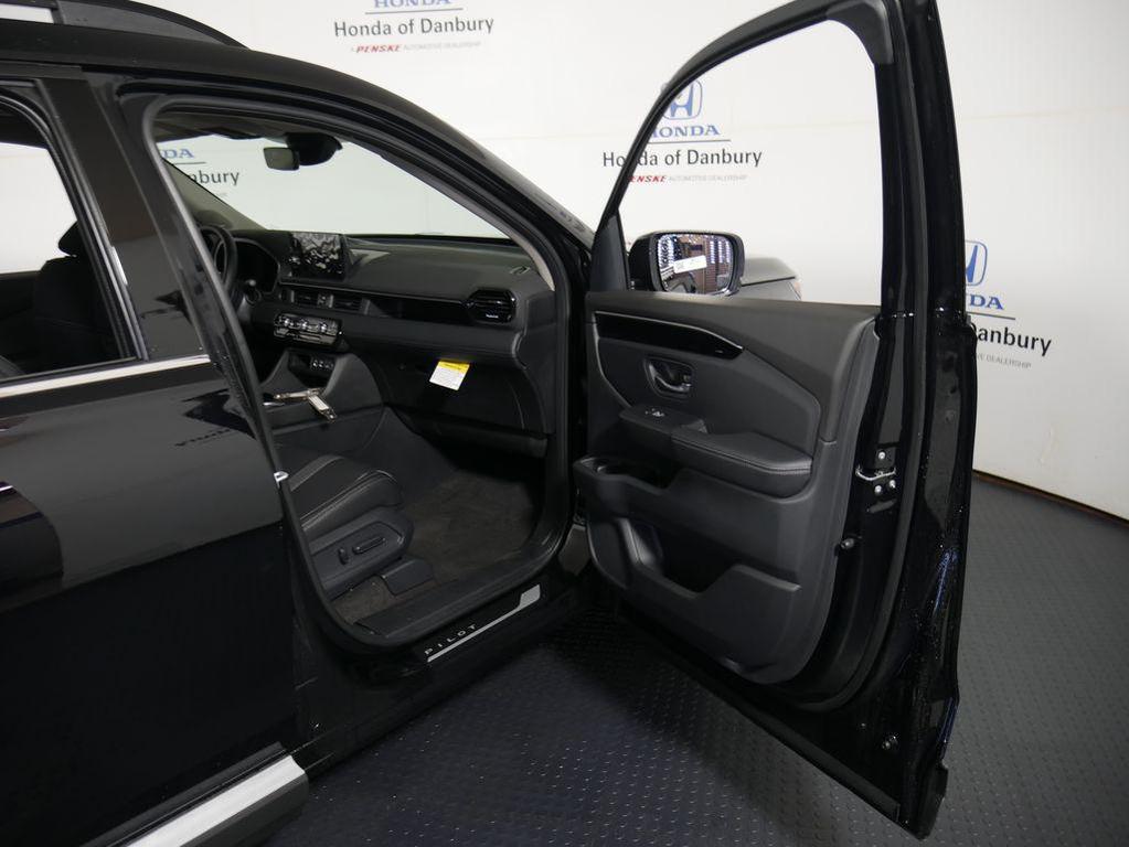 new 2025 Honda Pilot car, priced at $51,095