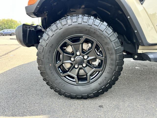 used 2022 Jeep Gladiator car, priced at $34,434