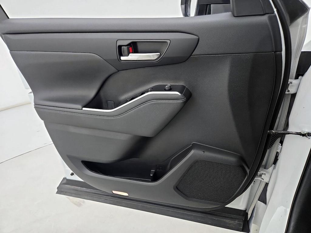 used 2023 Toyota Highlander car, priced at $42,998