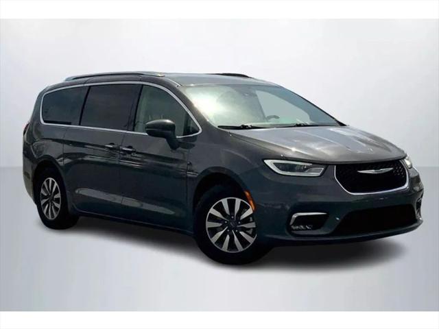 used 2021 Chrysler Pacifica Hybrid car, priced at $26,995