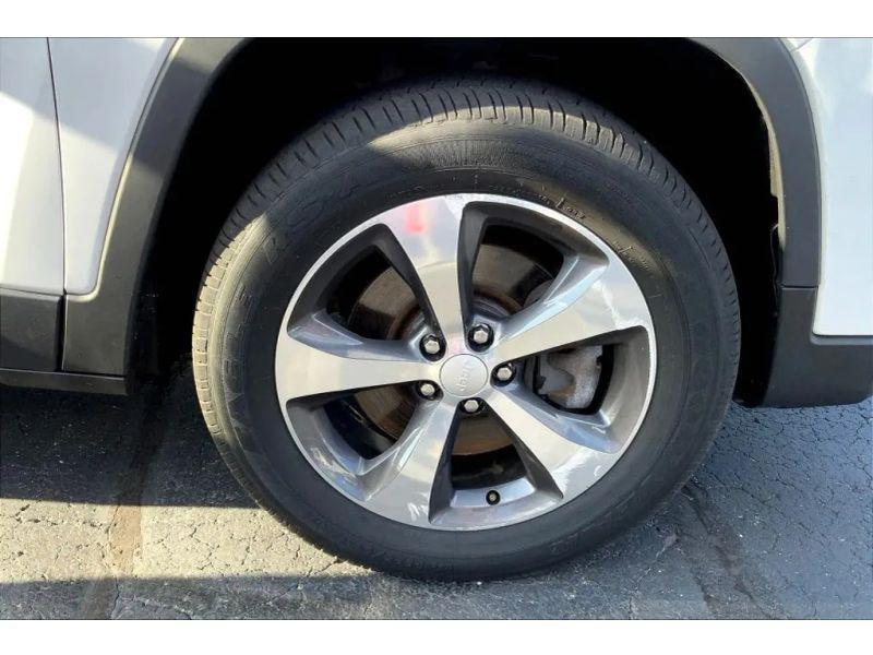 used 2019 Jeep Cherokee car, priced at $23,995