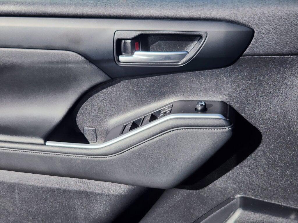 used 2024 Toyota Highlander car, priced at $42,999