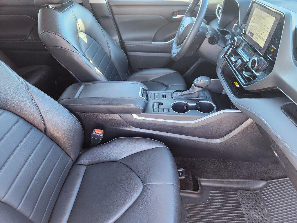 used 2024 Toyota Highlander car, priced at $42,999