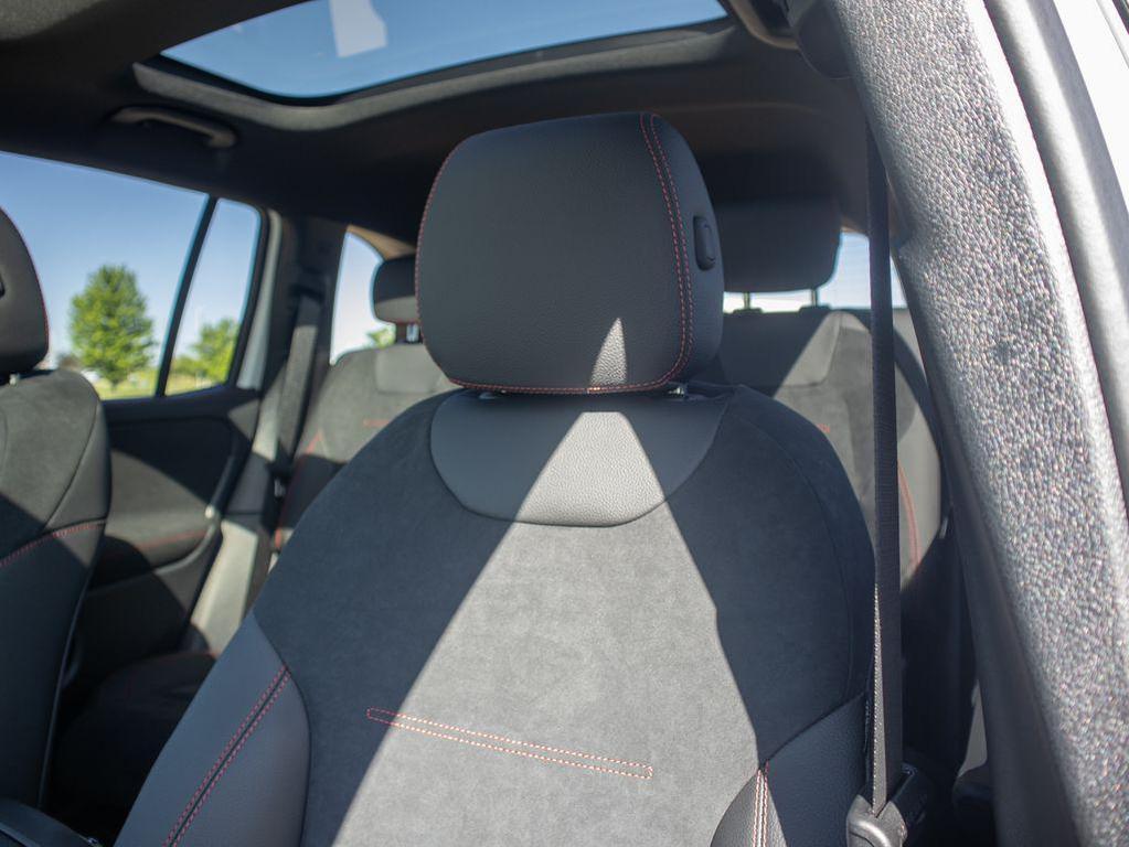 new 2024 Mercedes-Benz GLB 250 car, priced at $47,995