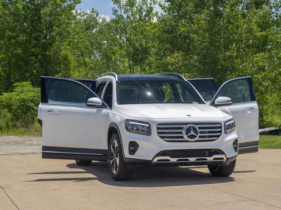 new 2024 Mercedes-Benz GLB 250 car, priced at $51,925