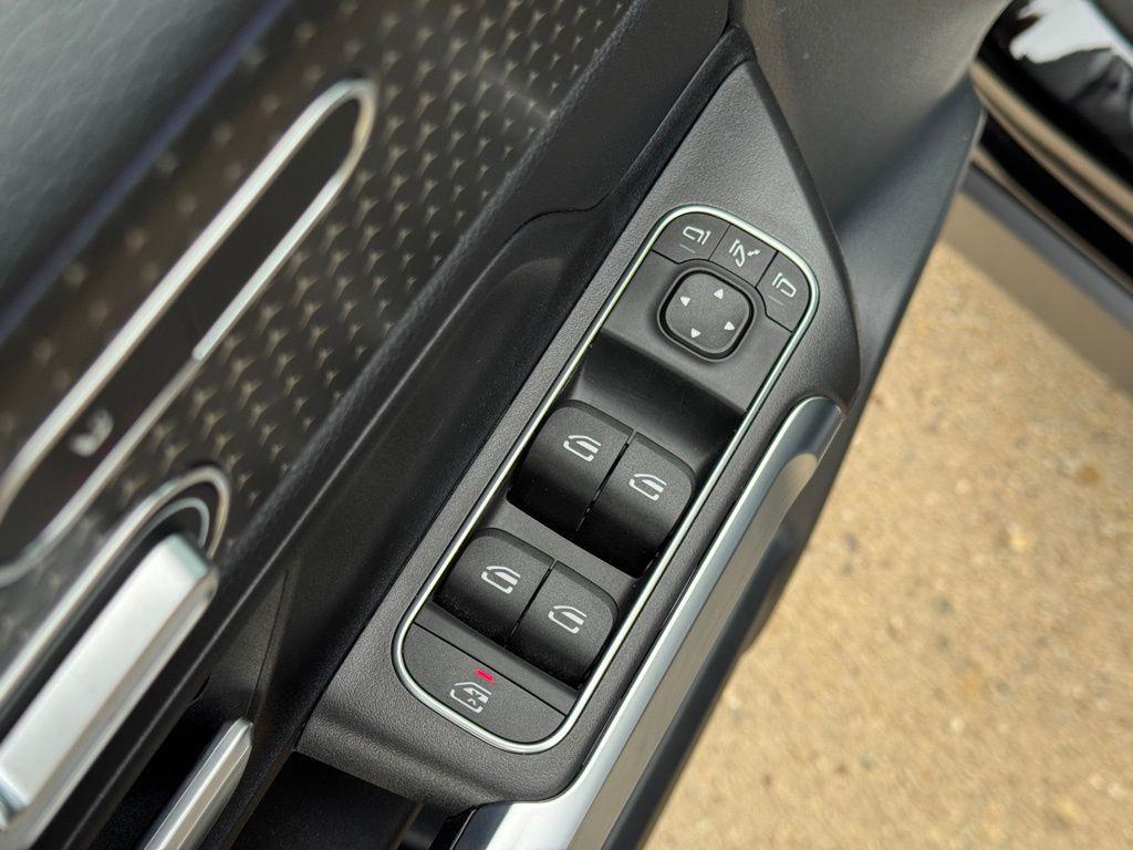 new 2024 Mercedes-Benz GLB 250 car, priced at $42,995