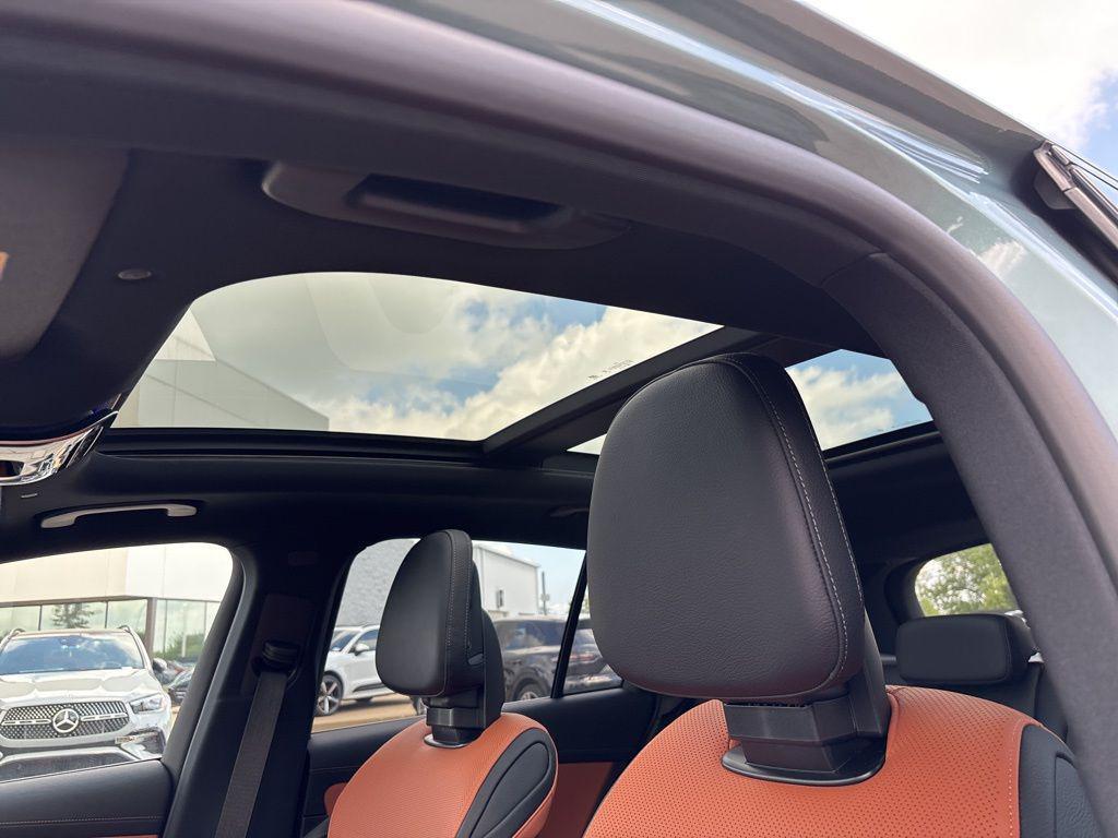 new 2025 Mercedes-Benz GLC 300 car, priced at $68,733