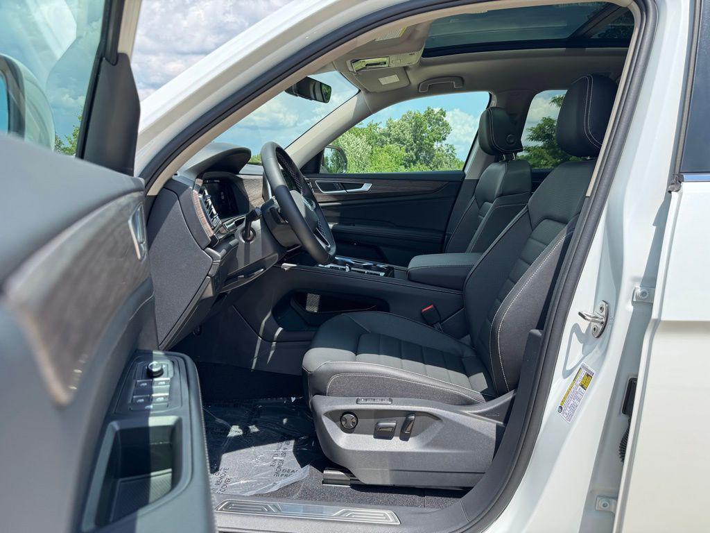new 2025 Volkswagen Atlas car, priced at $47,112