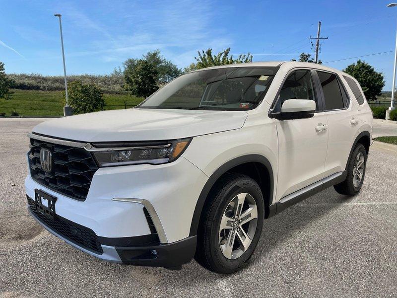 new 2025 Honda Pilot car, priced at $45,450