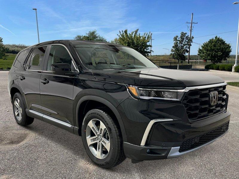 new 2025 Honda Pilot car, priced at $44,995