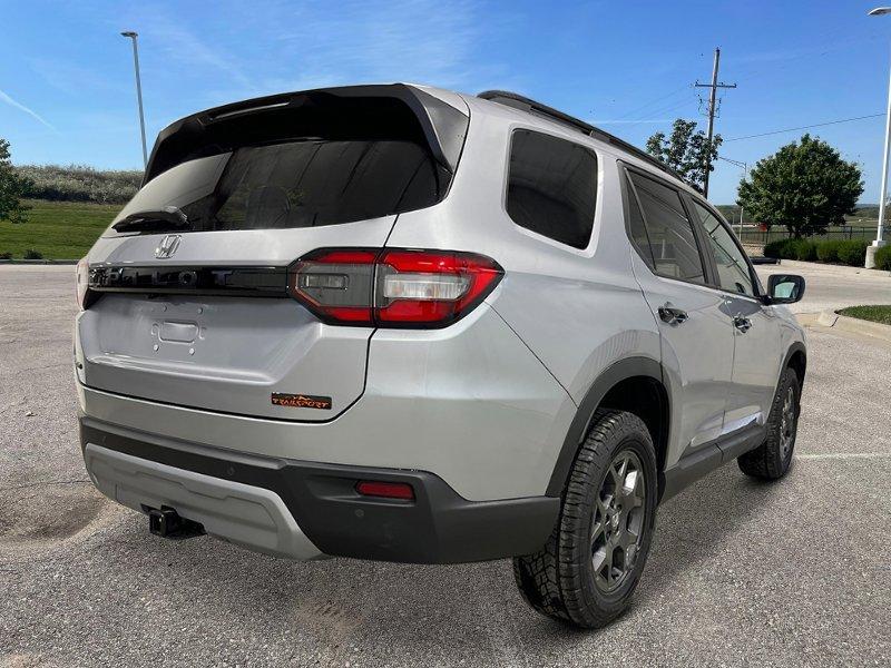 new 2025 Honda Pilot car, priced at $50,850