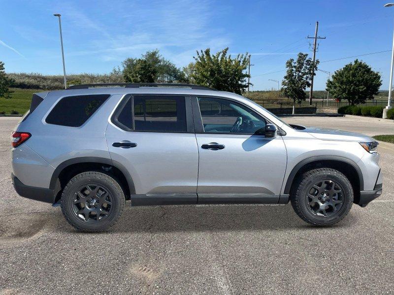 new 2025 Honda Pilot car, priced at $51,330