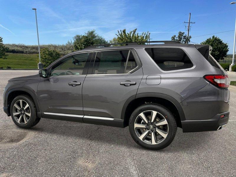 new 2025 Honda Pilot car, priced at $51,050