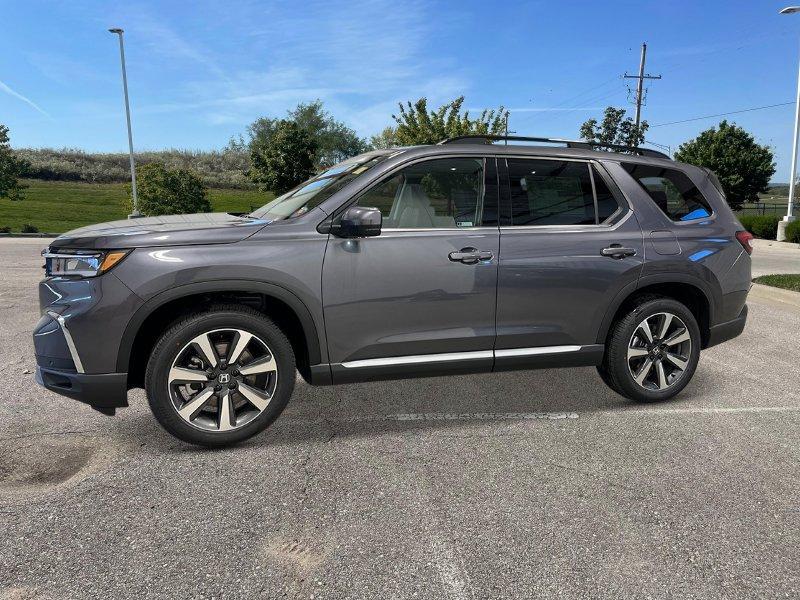 new 2025 Honda Pilot car, priced at $54,575