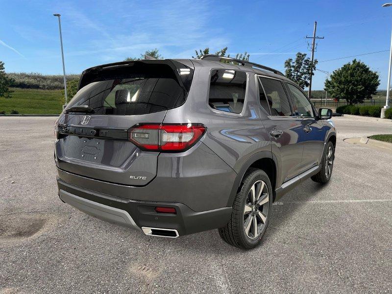 new 2025 Honda Pilot car, priced at $54,575