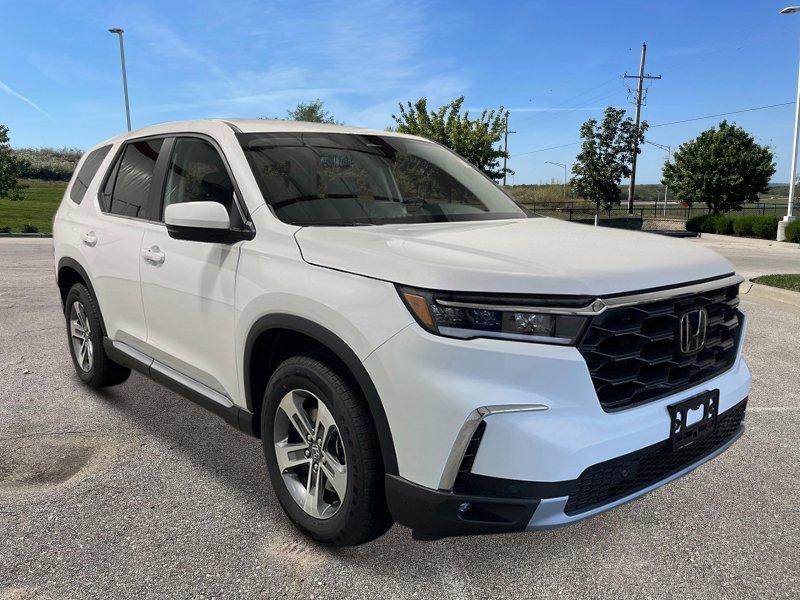 new 2025 Honda Pilot car, priced at $45,450