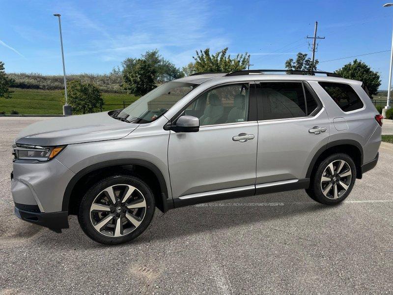 new 2025 Honda Pilot car, priced at $47,995